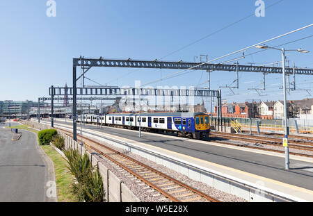 Arriva Northern Rail Class 319 elektrische Zug Abfahrt von Blackpool North Railway Station mit einem Blackpool North zum Bahnhof Liverpool Lime Street Stockfoto