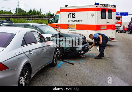 Wiesbaden, Deutschland. 28. Juli 2019. Die rettungskräfte sind stehend an einer Unfallstelle auf der Autobahn 3 in der Nähe von Wiesbaden. Eine illegale Rennen wird gesagt, sei es zu einer Massenkarambolage. Laut mehreren unabhängigen Zeugen, vier Autos in einem Rennen am Sonntag gewesen, teilte die Polizei mit. Credit: - - -/Wiesbaden.112/dpa/Alamy Leben Nachrichten Quelle: dpa Picture alliance/Alamy leben Nachrichten Stockfoto