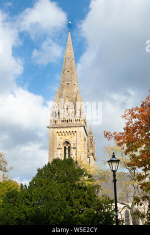 Llandaff Cathedral Spire Piercing der Himmel an einem Herbsttag, Llandaff Cardiff, Wales Stockfoto