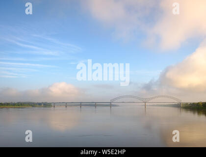 Interstate 40 Kreuze über den Mississippi River von Memphis nach Arkansas. Dieses Bild wurde in den frühen Morgen. Stockfoto