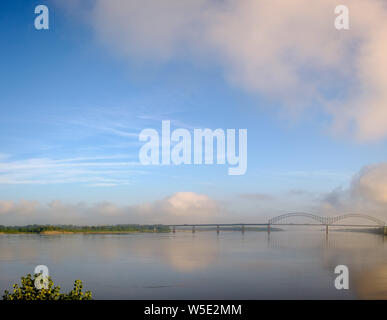 Am frühen Morgen Foto der Interstate 40 Brücke über den Mississippi River. Stockfoto