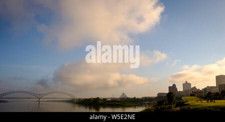 Am frühen Morgen Foto der Interstate 40 Brücke über den Mississippi River, mit Mud Island, die Memphis Pyramide, der Innenstadt von Gebäuden und Menschen walkin Stockfoto