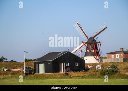 Mando Island, Dänemark. 27.Juli 2019 alte Windmühle auf Mando Island, Dänemark am 27. Juli 2019 Mand¿ gesehen wird, ist eine der dänischen Wattenmeerinseln vor der Südwestküste von Jütland, Dänemark im Wattenmeer (Nordsee). Die Insel hat eine Fläche von 7,63 Quadratkilometern und hat 40 Einwohner. © vadim Pacajev/Alamy leben Nachrichten Stockfoto