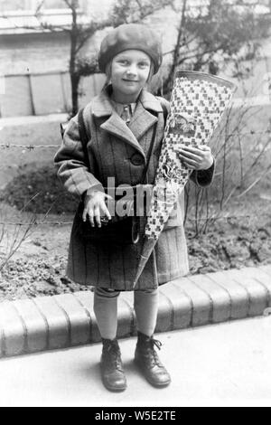 Eine deutsche Schule Mädchen an ihrem ersten Tag in der Schule. Das Foto wurde in Berlin im Jahre 1930 übernommen. Sie hält ihre Beutel mit Süßigkeiten. Stockfoto