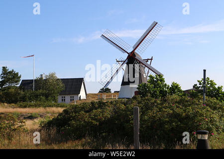 Mando Island, Dänemark. 27.Juli 2019 alte Windmühle auf Mando Island, Dänemark am 27. Juli 2019 Mand¿ gesehen wird, ist eine der dänischen Wattenmeerinseln vor der Südwestküste von Jütland, Dänemark im Wattenmeer (Nordsee). Die Insel hat eine Fläche von 7,63 Quadratkilometern und hat 40 Einwohner. © vadim Pacajev/Alamy leben Nachrichten Stockfoto