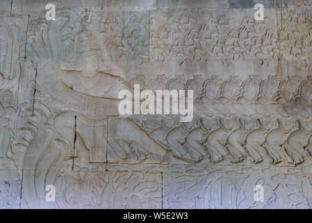 Berühmte bas Reflief in der Wand von Angkor Wat Tempel geschnitzt, Weltkulturerbe und die meisten touristische Website besucht, Kambodscha. Details, Nahaufnahme der epischen Schlachten Stockfoto