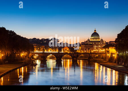Blick auf den Petersdom, den Vatikan und die Ponte Sant'Angelo vom Ponte Umberto I in der Dämmerung, Rom, Latium, Italien Stockfoto