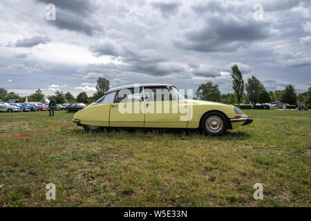 PAAREN IM GLIEN, Deutschland - Juni 08, 2019: Executive Car Citroen DS. Oldtimer-show 2019 sterben. Stockfoto