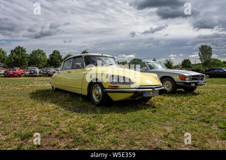 PAAREN IM GLIEN, Deutschland - Juni 08, 2019: Executive Car Citroen DS. Oldtimer-show 2019 sterben. Stockfoto