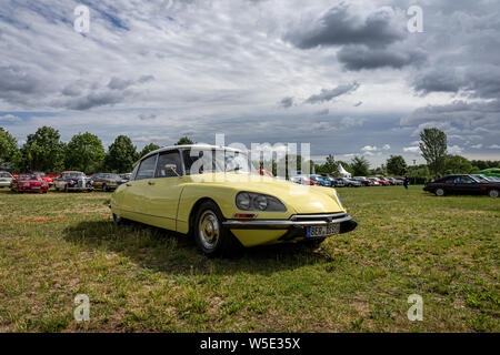 PAAREN IM GLIEN, Deutschland - Juni 08, 2019: Executive Car Citroen DS. Oldtimer-show 2019 sterben. Stockfoto