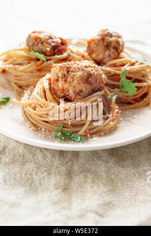 Original italienische Spaghetti mit Fleischbällchen in Tomatensauce Stockfoto