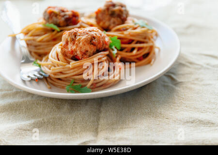 Original italienische Spaghetti mit Fleischbällchen in Tomatensauce Stockfoto