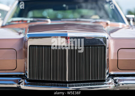 PAAREN IM GLIEN, Deutschland - Juni 08, 2019: Fragment zwei - Tür persönlichen Luxus coupé Lincoln Continental Mark III, close-up. Oldtimer-show 2019 sterben. Stockfoto