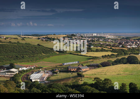 Arriva Northern Rail Class 195 Zug passiert Roose auf der Halbinsel Furness, Cumbria, Großbritannien mit einem Barrow In Furness zu Manchester Airport Train Stockfoto