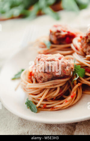 Original italienische Spaghetti mit Fleischbällchen in Tomatensauce Stockfoto