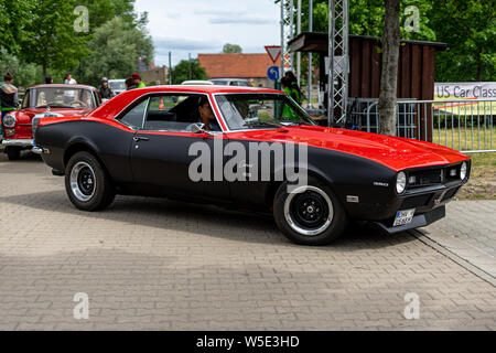 PAAREN IM GLIEN, Deutschland - Juni 08, 2019: Sport Auto Chevrolet Camaro 350 SS. Oldtimer-show 2019 sterben. Stockfoto