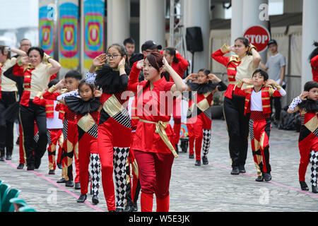 Hong Kongese Kinder und Jugendliche üben für Chinese New Year Parade in Tsim Tsa Tsui, Hong Kong Stockfoto