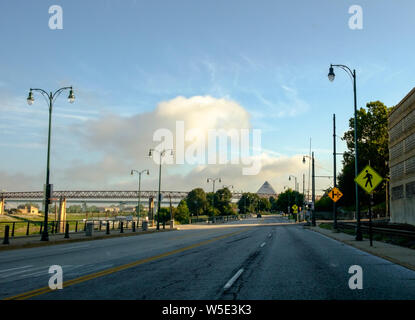 Morgen Blick auf Riverside Blvd. in Memphis, Tennessee zeigt die I-40 Brücke und die Memphis Pyramide. Stockfoto