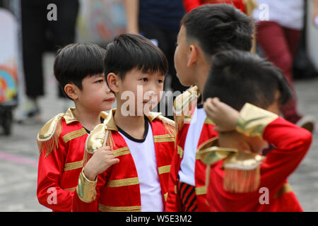 Hong Kongese Kinder mit einer Unterbrechung von Chinese New Year Parade Praxis Stockfoto