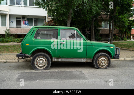 POMORIE, Bulgarien - Juni 21, 2019: Fehlerhafte Geländewagen Lada Niva (VAZ-2121) auf die Straße der Stadt. Stockfoto