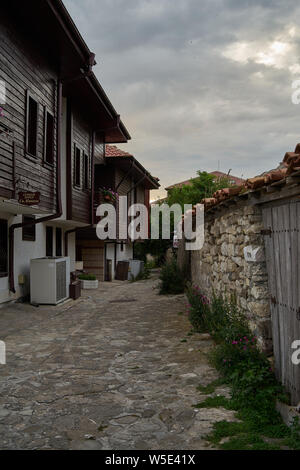 NESSEBAR, Bulgarien - 22. Juni 2019: die engen Gassen der alten Stadt am Meer. Am frühen Morgen. Stockfoto