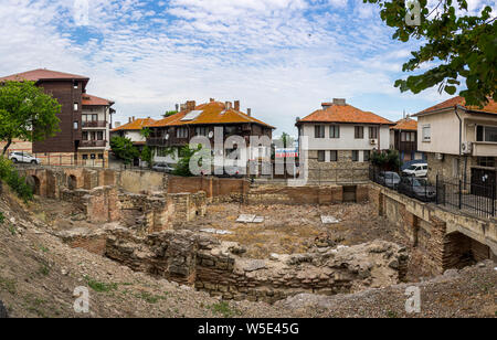 NESSEBAR, Bulgarien - Juni 22, 2019: Panoramablick auf den Ruinen der frühen byzantinischen Bäder von den Zeiten des Heiligen Justinian der Große. Stockfoto