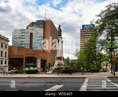 In Syracuse, New York, USA. Juli 12, 2019. Ansicht des Columbus Circle mit dem Civic Center und einer der beiden AXA Towers Stockfoto