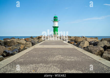 Warnemünde (Rostock), Deutschland - 25. JULI 2019: Leuchtturm vor dem Eingang zum Meer Hafen Rostock - Warnemünde. Stockfoto