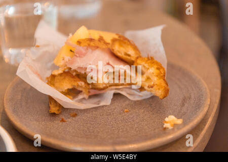 Käse, Schinken geröstete Croissant und Milchkaffee Kaffee einfaches Frühstück Snack set Stockfoto