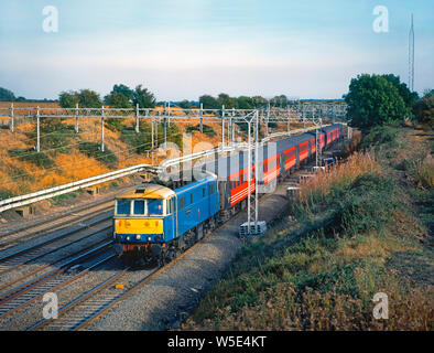 Eine elektrische Lokomotive der Klasse 86 Nummer 86233 mit der ursprünglichen Nummer E3172 und dem Namen „Alstom Heritage“, die am 16. September 2003 an der Virgin West Coast in Castlethorpe tätig war. Stockfoto