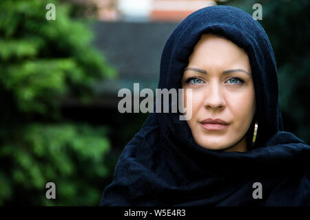 Schöne blaue Augen muslimische Frau mit Schal auf den Kopf stellen Stockfoto