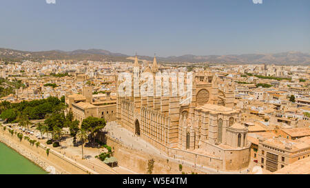 Luftaufnahme der Kathedrale Santa Maria von der Stadt Palma, Palma de Mallorca, Spanien. Beliebte Reiseziele Stockfoto