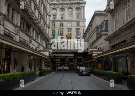 Allgemeine Ansicht der Eingang zum Savoy Hotel in The Strand, London, UK, an einem bewölkten Nachmittag im Juli. Stockfoto