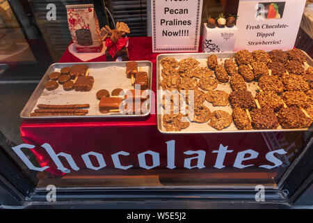 ASHEVILLE, NC, USA-16 FEB 2019: Kilwins", eine Spezialität Schokolade store in Asheville, Anzeigen waren in einem Schaufenster. Stockfoto