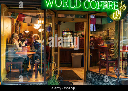 ASHEVILLE, NC, USA-16 FEB 2019: storefrontfenstern der Welt Kaffee Café und Coffee Shop in der Battery Park Ave. Stockfoto