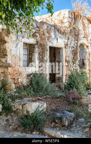 Ein heruntergekommenes Haus in der Altstadt von Hersonissos, Kreta, Griechenland Stockfoto