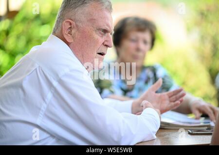 Ludwigshafen am Bodensee, Deutschland. 19 Juli, 2019. Erwin Teufel, ehemaliger Ministerpräsident von Baden-Württemberg, liegt am Ufer des Bodensees in einem Interview in einem Café. Im Hintergrund kann man seine Frau Edeltraud. Credit: Felix Kästle/dpa/Alamy leben Nachrichten Stockfoto