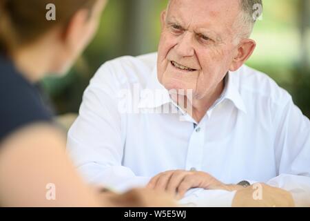 Ludwigshafen am Bodensee, Deutschland. 19 Juli, 2019. Erwin Teufel, ehemaliger Ministerpräsident von Baden-Württemberg, liegt am Ufer des Bodensees in einem Interview in einem Café. Credit: Felix Kästle/dpa/Alamy leben Nachrichten Stockfoto