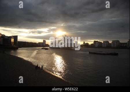 Die Sonne über dem Viking Jupiter Kreuzfahrtschiff, die in Greenwich, South East London angedockt ist. Stockfoto