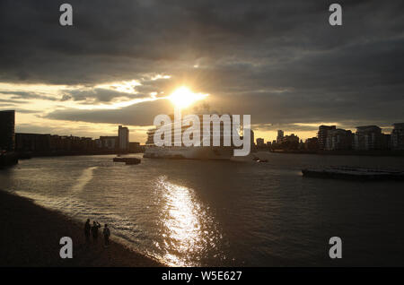 Die Sonne über dem Viking Jupiter Kreuzfahrtschiff, die in Greenwich, South East London angedockt ist. Stockfoto