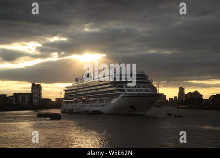 Die Sonne über dem Viking Jupiter Kreuzfahrtschiff, die in Greenwich, South East London angedockt ist. Stockfoto