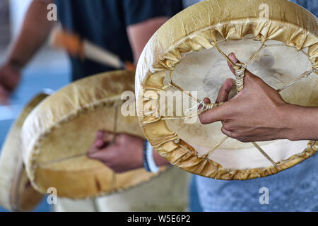 Handtrommler bei der großen Eingangszeremonie, die in den Beaver Dome einsteigen. Powwow der Tsuut'ina Nation. Alberta Kanada Stockfoto