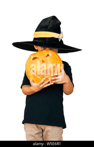 Halloween 2019. Serie von isolierten Bilder von niedlichen kleinen Zicklein in Halloween kostüm Holding geschnitzten Kürbis auf weißem Hintergrund Stockfoto