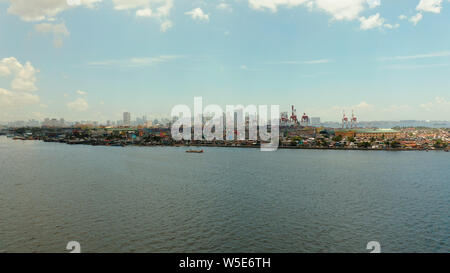 Sea Port auf dem Hintergrund der Stadt Manila mit Wolkenkratzern und modernen Gebäuden. Modernes Gebäude im Zentrum der Stadt. Stockfoto