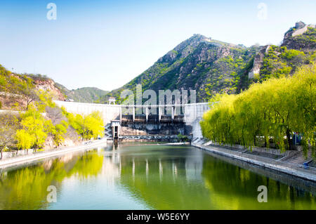 Das Kreuz Reservior Brücke und Damm am Huanghua Cheng, der Großen Mauer von China im Westen von Beijing, China. Stockfoto