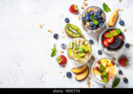 Obst Dessert im Glas mit Joghurt und Beeren. Stockfoto