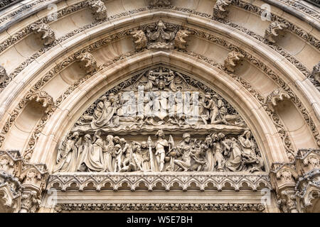 Bas-Relief in Stein über dem Eingang in der katholischen Kathedrale von St. Peter und Paul in Visegrad geschnitzt. Prag. Der Tschechischen Republik Stockfoto