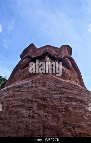 Skulptur von einem Vogel Leiter bezeichnet die Eule. Die Skulptur ist in den offenen Raum. Stockfoto