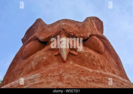 Skulptur von einem Vogel Leiter bezeichnet die Eule. Die Skulptur ist in den offenen Raum. Stockfoto