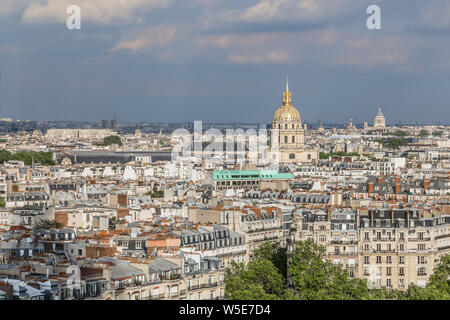 Blick auf die Stadt vom Eiffelturm, Dome Wohnungen für Behinderte und das Pantheon. Paris. Frankreich Stockfoto